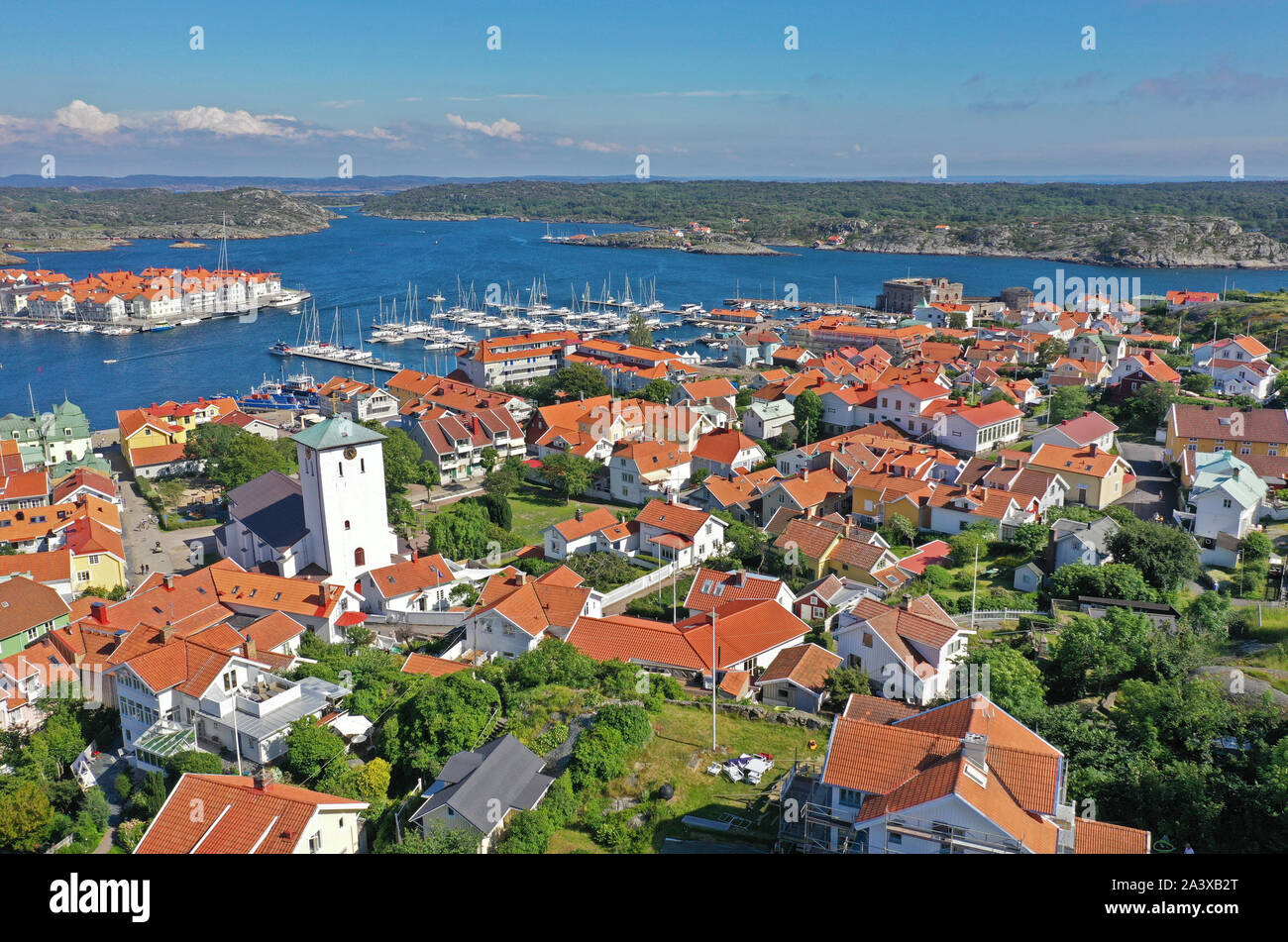 Drönarbild över Marstrand MARSTRAND 20190626och Marstrands kyrka. Är en kyrkobyggnad Marstrands kyrka på Marstrand i Kungälvs kommun. Den tillhör Marstrands församling i Slottsskogen Stift. Drone photo de Marstrand Marstrand et église. Foto Jeppe Gustafsson Banque D'Images