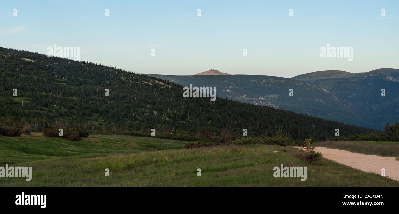 Paysage avec montagnes Krkonose Snezka plus haute colline de sentier de randonnée pédestre entre Pramen Labe et Ceska budka en République tchèque au cours de soir d'été avec Banque D'Images
