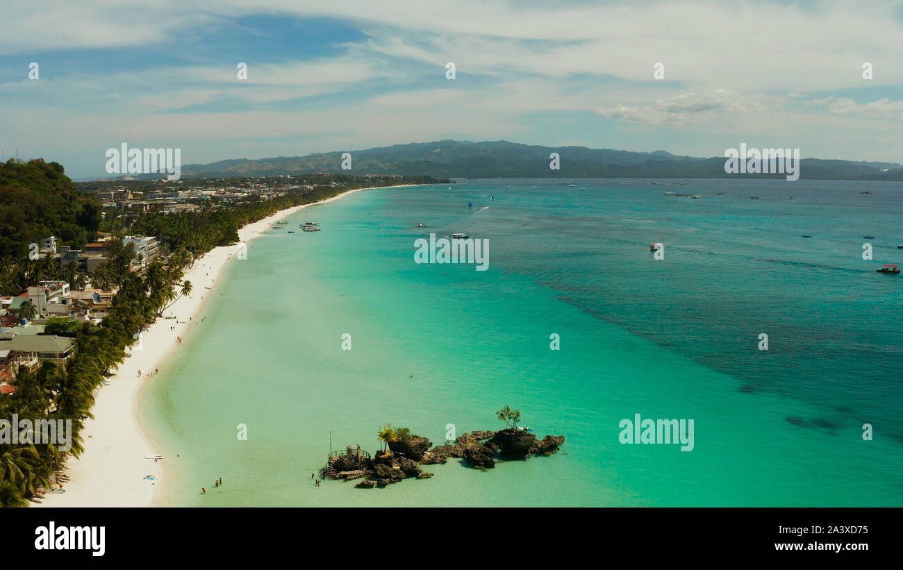 Plage de sable blanc et de Willy's rock avec les touristes et les hôtels et bateau à voile, vue aérienne. Boracay, Philippines. Billet d'été et vacances. Banque D'Images