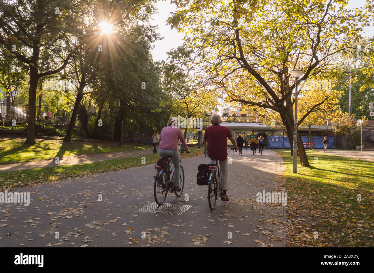Amsterdam, Pays-Bas, le 11 octobre 2018 : senior couple riding bicycles in Vondelpark sur octobre soirée ensoleillée Banque D'Images