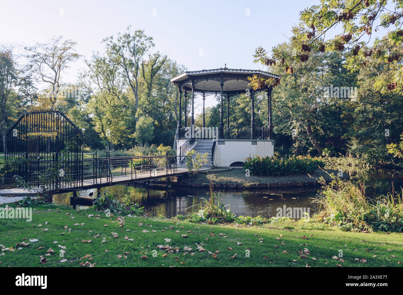 Pavillon fermé avec étang au Vondelpark à Amsterdam Banque D'Images