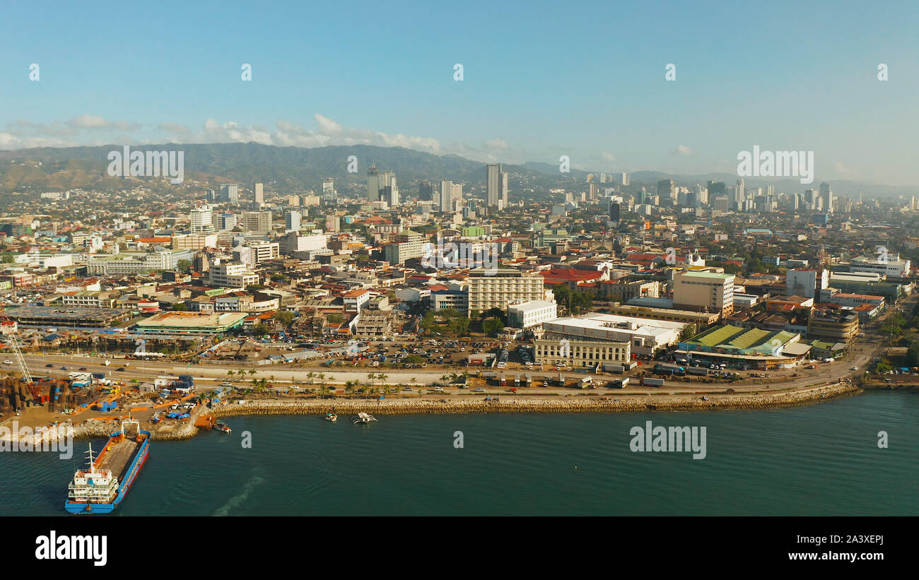 Cityscape : Cebu City avec des immeubles modernes, des gratte-ciel et des centres d'affaires, vue du dessus pendant le lever du soleil. Aux Philippines. Banque D'Images