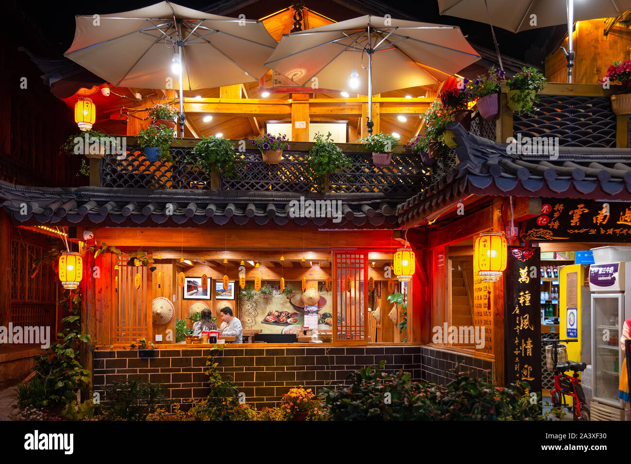 Lijiang, Chine - le 26 avril 2019 : les restaurants de Naxi de Lijiang dans la nuit. Vieille ville est un site du patrimoine mondial de l'UNESCO Banque D'Images