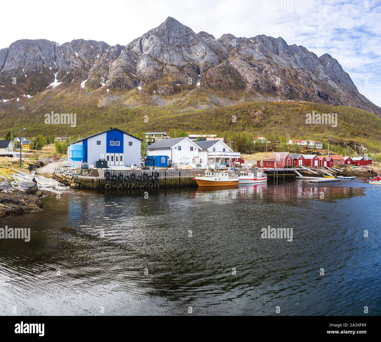 La vue du paysage de l'île de Senja par Rodsand au delà du cercle polaire en Norvège Banque D'Images