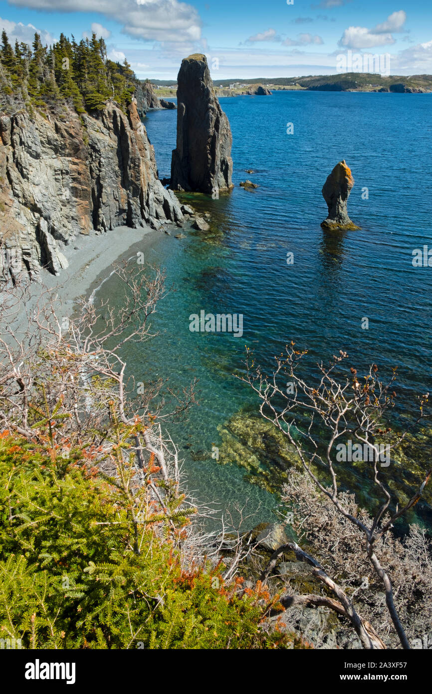 Vue sur mer et plage de poche Piles sur sentier Skerwink, East Trinité, Terre-Neuve Banque D'Images