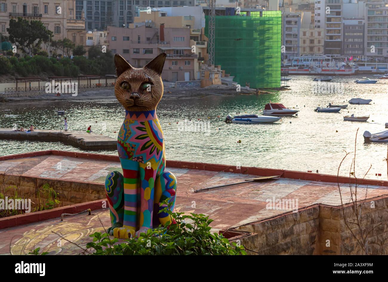 Big cat colorés à l'indépendance, la sculpture dans le jardin promenade de Sliema. Il a été crée par le sculpteur Matthieu Pandolfino. Banque D'Images