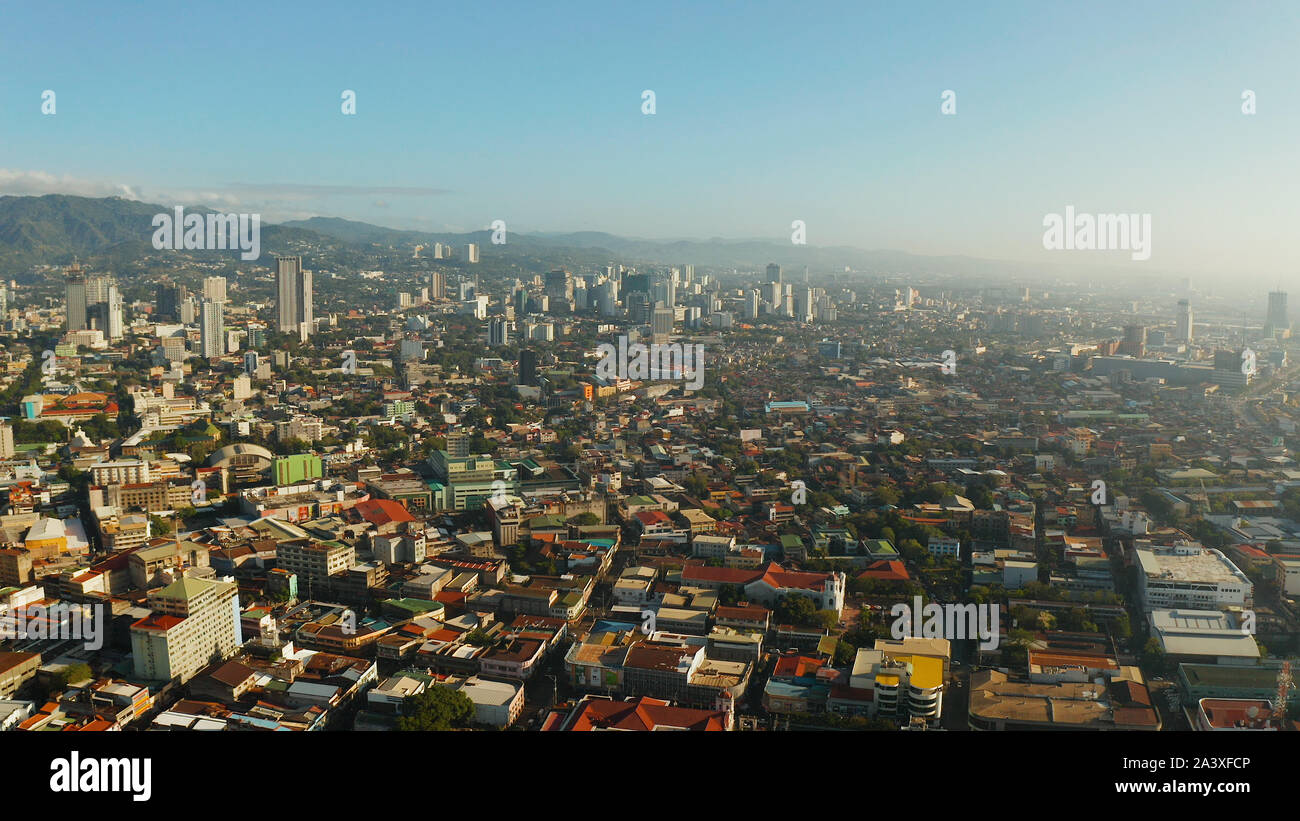 Cityscape : Cebu City avec des immeubles modernes, des gratte-ciel et des centres d'affaires, vue du dessus pendant le lever du soleil. Aux Philippines. Banque D'Images