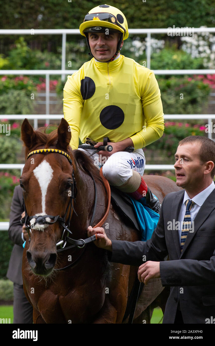 Week-end de course d'automne et fête de la bière d'Ascot, Ascot Racecourse, Ascot, Berkshire, Royaume-Uni. 5 octobre, 2019. Jockey Andrea Atzeni remporte la course John Guest Bengough enjeux sur l'Cap Byron. Propriétaire Sheikh Mohammed Obaid Al Maktoum, Roger Formateur, Varian et Newmarket Source Darley. Credit : Maureen McLean/Alamy Banque D'Images