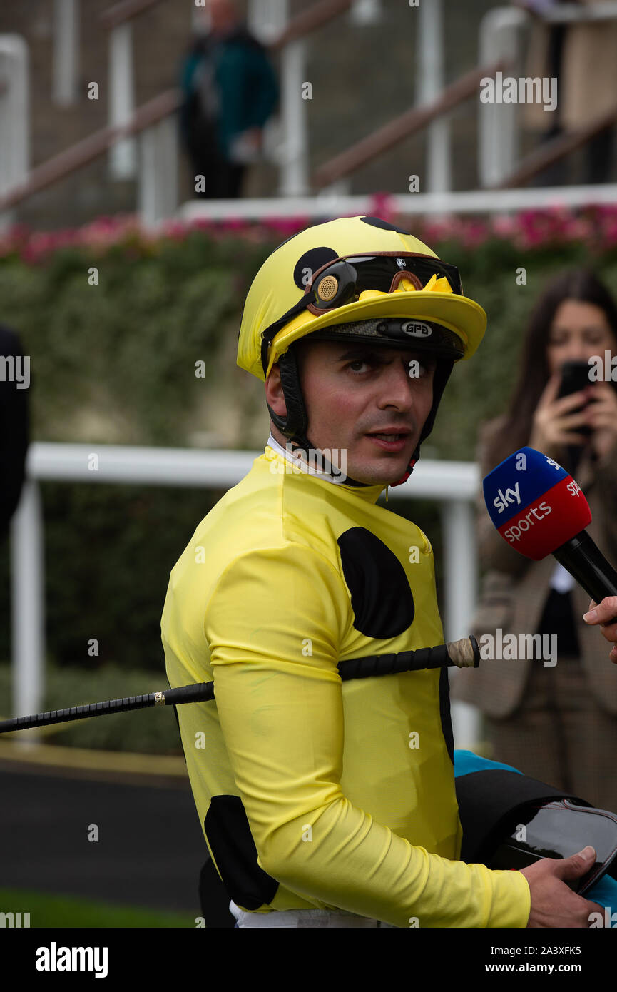 Week-end de course d'automne et fête de la bière d'Ascot, Ascot Racecourse, Ascot, Berkshire, Royaume-Uni. 5 octobre, 2019. Jockey Andrea Atzeni remporte la course John Guest Bengough enjeux sur l'Cap Byron. Propriétaire Sheikh Mohammed Obaid Al Maktoum, Roger Formateur, Varian et Newmarket Source Darley. Credit : Maureen McLean/Alamy Banque D'Images