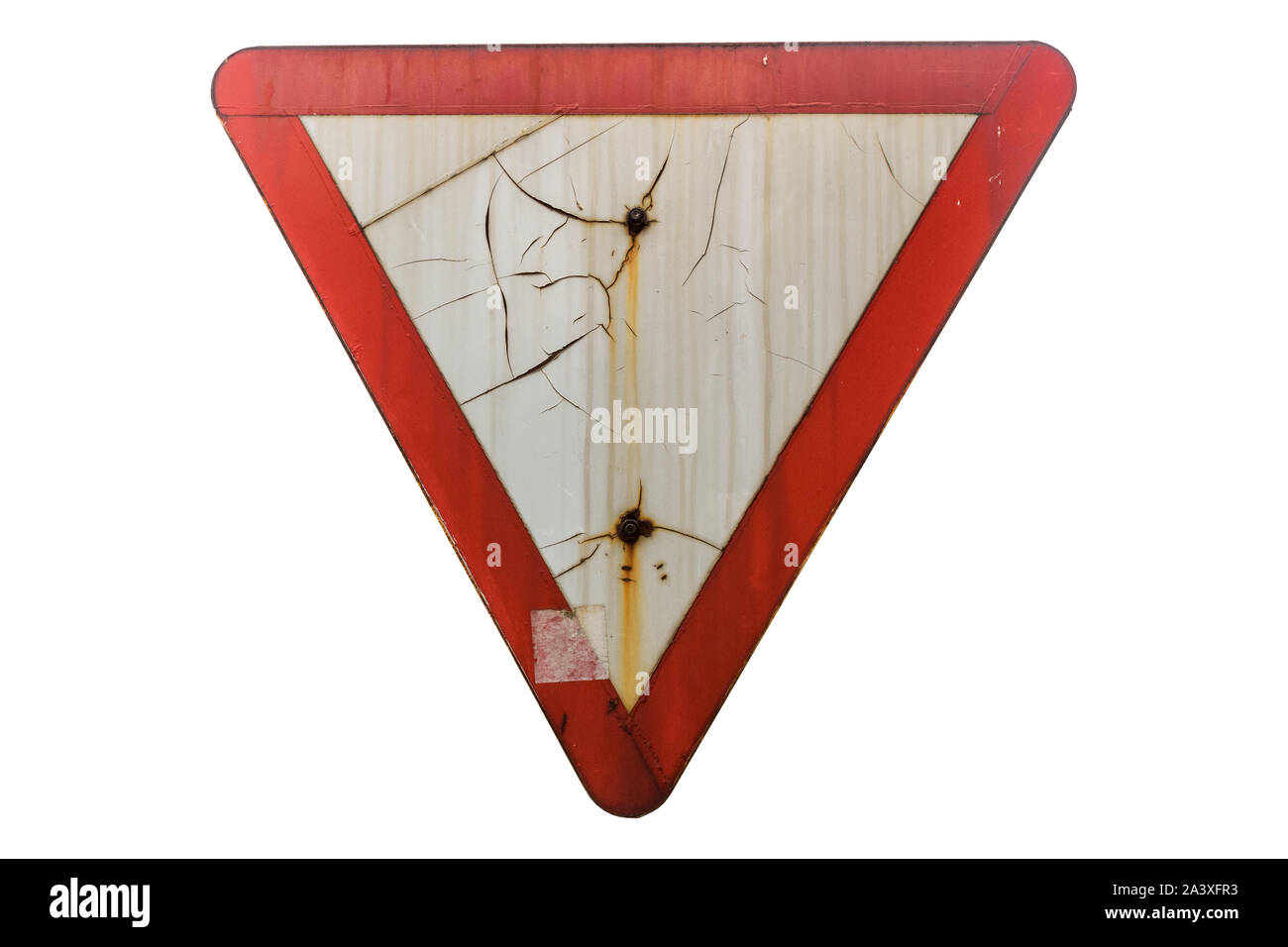 Météo vieux rayé-stained road sign 'Yield' ('céder') isolé sur blanc. Banque D'Images