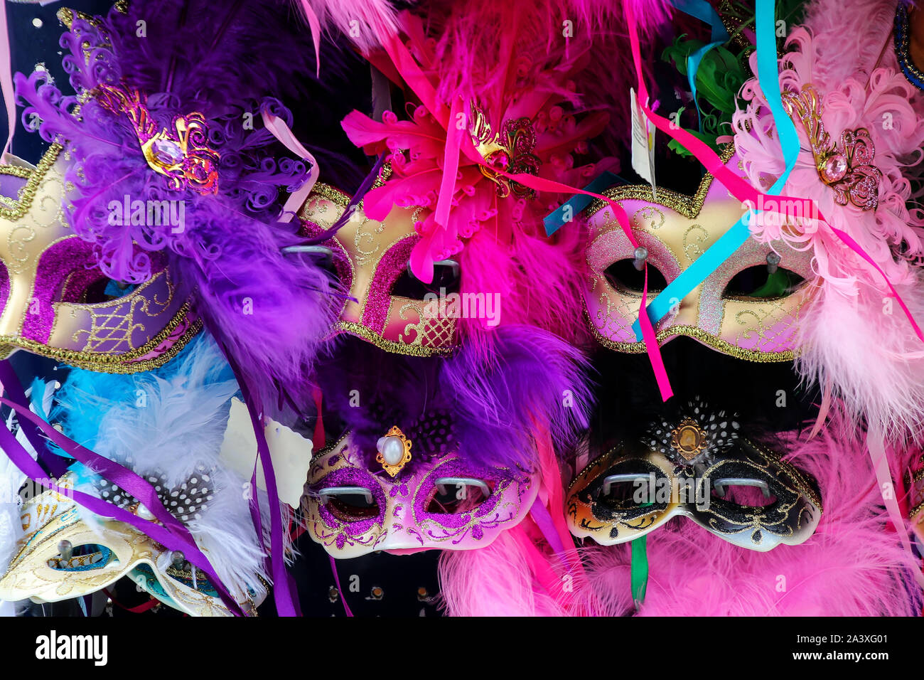 Afficher des masques à un magasin de souvenirs dans les rues de Venise, Italie. Masques ont toujours été une caractéristique importante de la célèbre carnaval vénitien. Banque D'Images