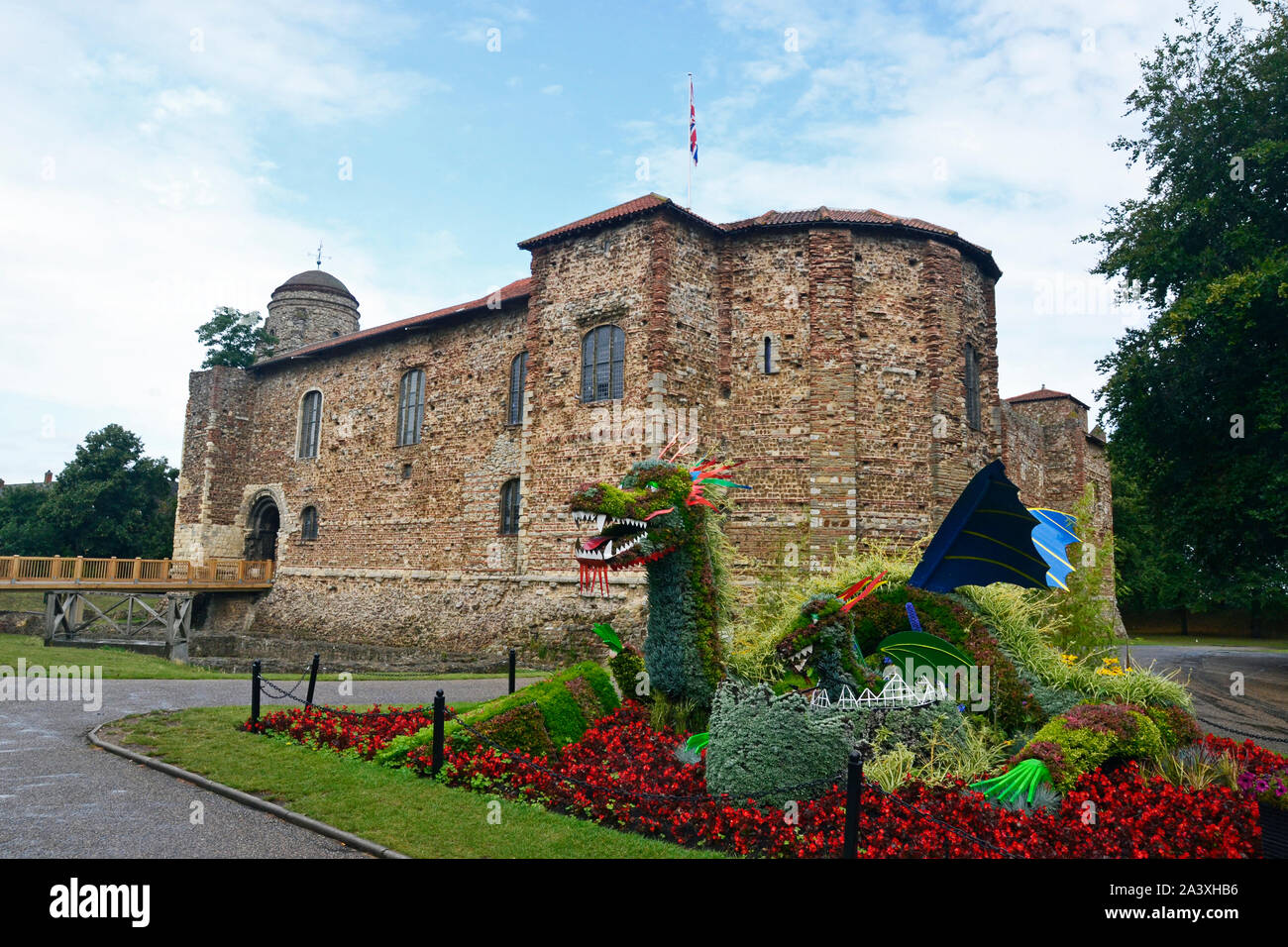 Dragon dans la parterres à l'extérieur Musée du Château de Colchester, Colchester, Essex, UK Banque D'Images