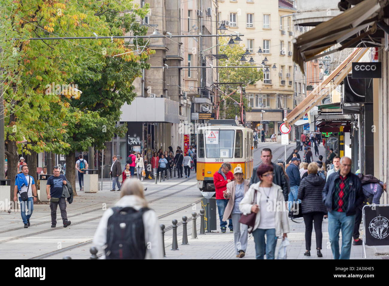 SOFIA, BULGARIE - 10 OCT : les piétons et le tramway est en passant par le Graf Ignatiev 'rénové' str., à Sofia Downtown, 10 octobre, 2019. Banque D'Images