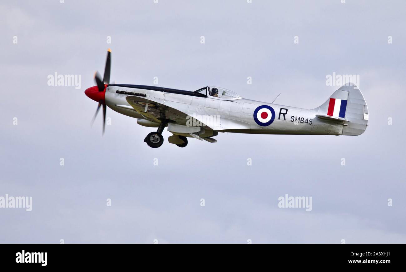 Supermarine Spitfire Mk XVIIIe, SM845 décollant à effectuer au 2019 Flying Legends Airshow Banque D'Images