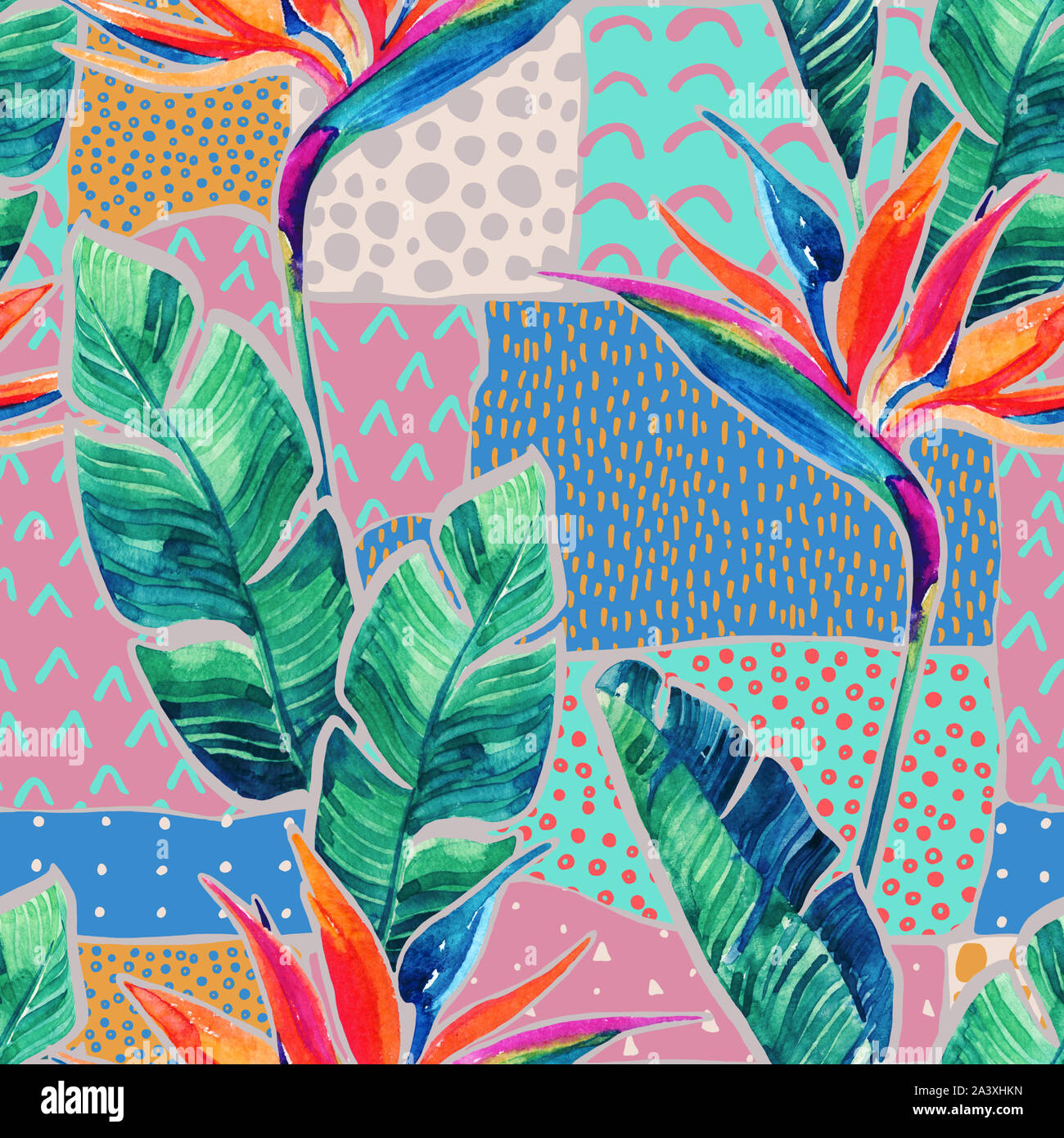 Fleurs tropicales aquarelle sur fond géométrique avec des doodles. Hand drawn bird-of-paradise fleur et feuilles sur scribble textures dans patchwork sty Banque D'Images