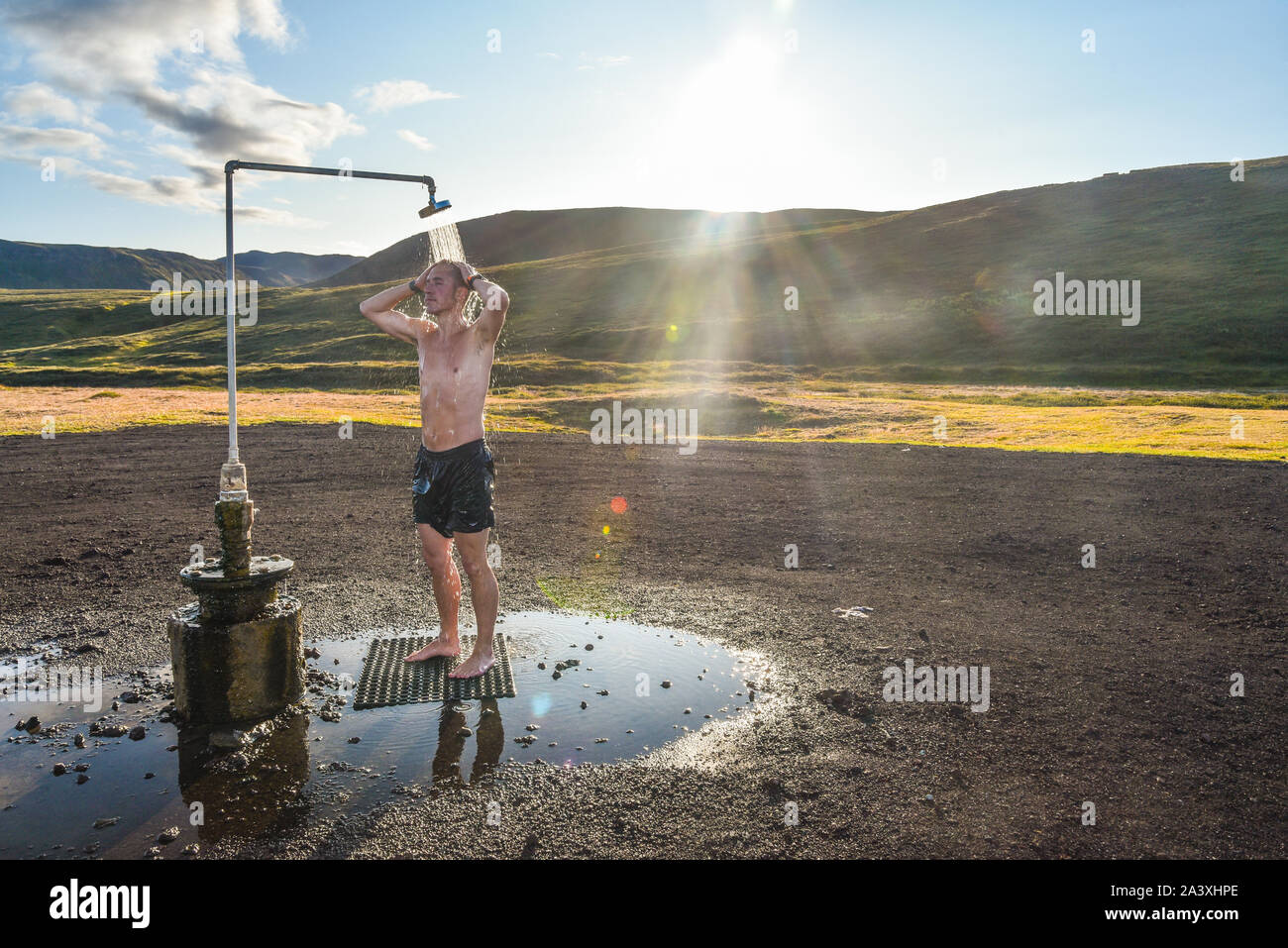 L'homme ayant une douche du matin au milieu de nulle part en Islande Banque D'Images