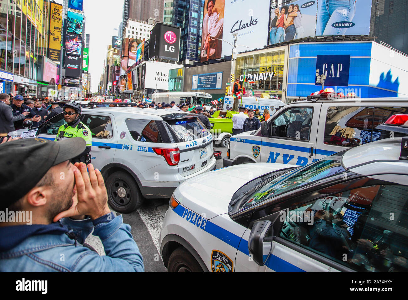 New York, USA. 10 octobre, 2019. Recueillir de la police à la cheville d'un petit voilier qui a été suspendue à Times Square dans le cadre d'une protestation par le groupe environnemental de la rébellion d'extinction le 10 octobre 2019 dans la ville de New York. Comme les touristes et les New-Yorkais watch, les victimes étaient des manifestants arrêtés lors de l'escalade de changer ou d'un trafic bloqué dans le centre de Manhattan. Le groupe proteste contre le changement climatique tout au long de la semaine tout au long de New York City et dans divers autres endroits du monde. Brésil : Crédit Photo Presse/Alamy Live News Banque D'Images