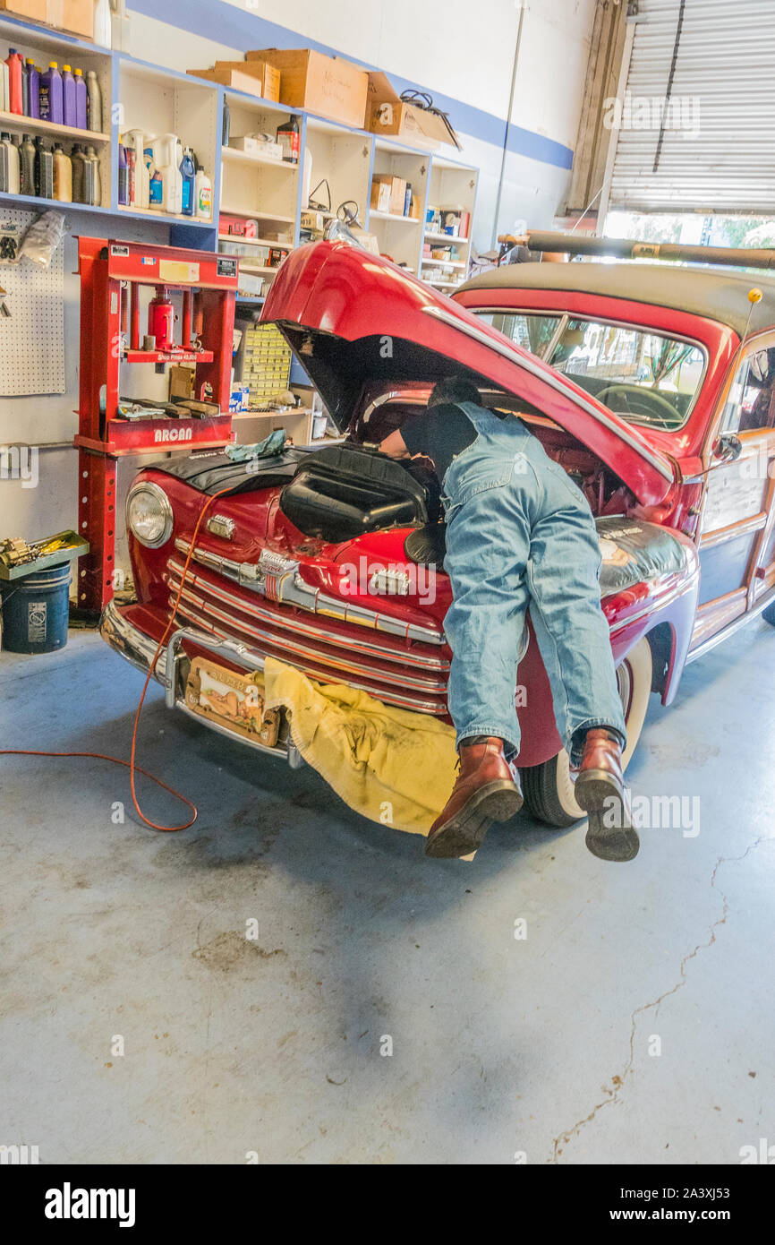 Réparateur de voiture sous le capot Banque D'Images