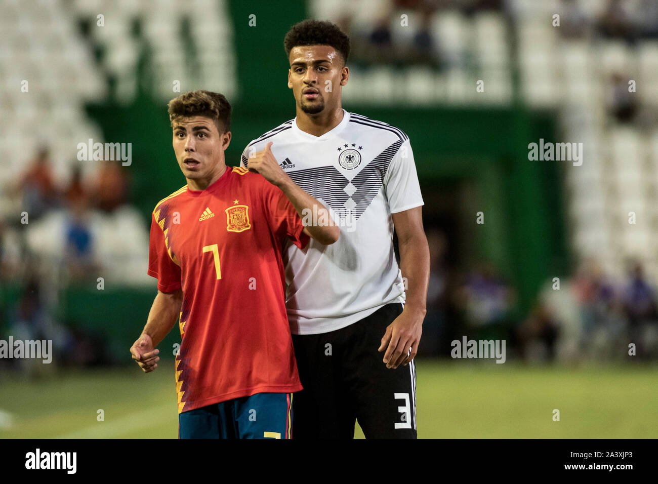 10 octobre 2019, l'Espagne, Cordoue : Soccer, U-21 les hommes : les matches internationaux, Espagne - Allemagne à Nuevo Arcangel Stadium. Vagnoman Josha (r) de l'Allemagne est à côté d'Alejandro Pozo de l'Espagne. Photo : Daniel Gonzalez Acuna/dpa Banque D'Images