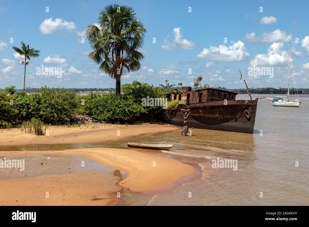 Bateau ÉCHOUÉ SUR LES RIVES DE LA GUYANE, SAINT-LAURENT DU MARONI, Guyane, département d'outre-mer, l'AMÉRIQUE DU SUD, FRANCE Banque D'Images