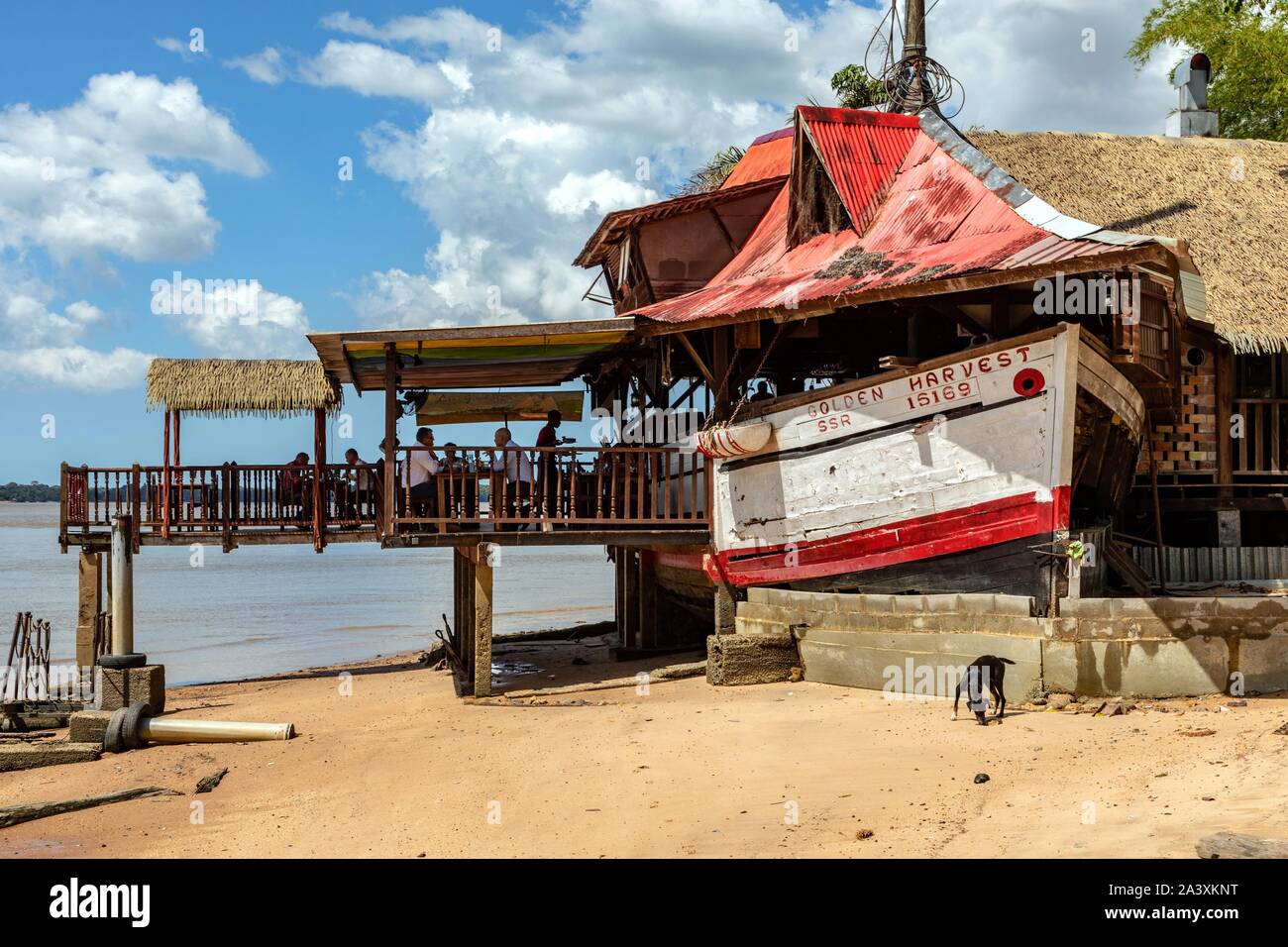 RESTAURANT LA GOELETTE, BATEAU ÉCHOUÉ SUR LE MARONI, FLEUVE SAINT-LAURENT DU MARONI, Guyane, département d'outre-mer, l'AMÉRIQUE DU SUD, FRANCE Banque D'Images