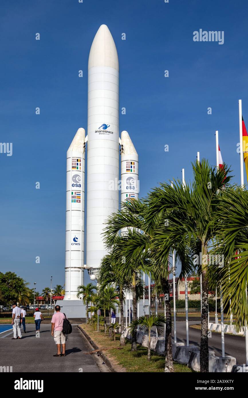 FULL-SIZE fusée ARIANE 5 À L'ENTRÉE DU CNES (CENTRE NATIONAL D'ETUDES SPATIALES OU Centre spatial guyanais), Kourou, Guyane, département d'outre-mer, l'AMÉRIQUE DU SUD, FRANCE Banque D'Images