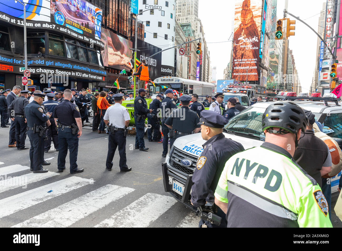 New York, NY - 10 octobre 2019 : Les membres du groupe de rébellion Extinction étapes protester sur Times Square bloque la circulation avec bateau de fortune. Plus de 60 personnes ont été arrêtées pour conduite désordonnée Banque D'Images