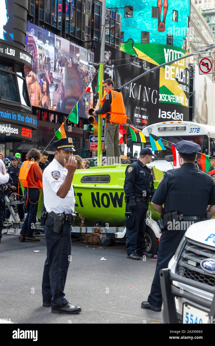 New York, NY - 10 octobre 2019 : Les membres du groupe de rébellion Extinction étapes protester sur Times Square bloque la circulation avec bateau de fortune. Plus de 60 personnes ont été arrêtées pour conduite désordonnée Banque D'Images