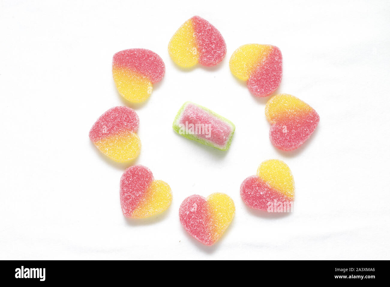 Les bonbons en forme de coeur jelly spécialement organisée pour la Saint-Valentin et les anniversaires et quand vous voulez montrer votre amour à l'un de vos amis Banque D'Images