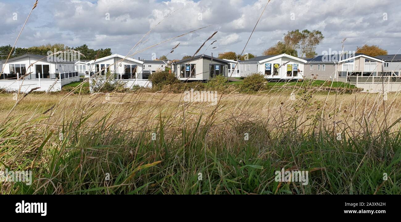 Maison de vacances chalets par une rivière et un marais Banque D'Images