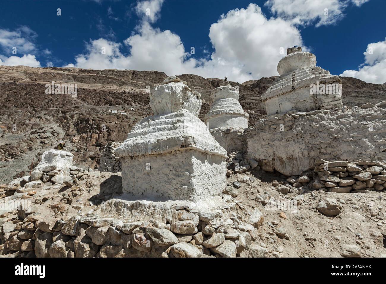 Le Bouddhisme Tibétain Chortens stupas en Himalaya Banque D'Images