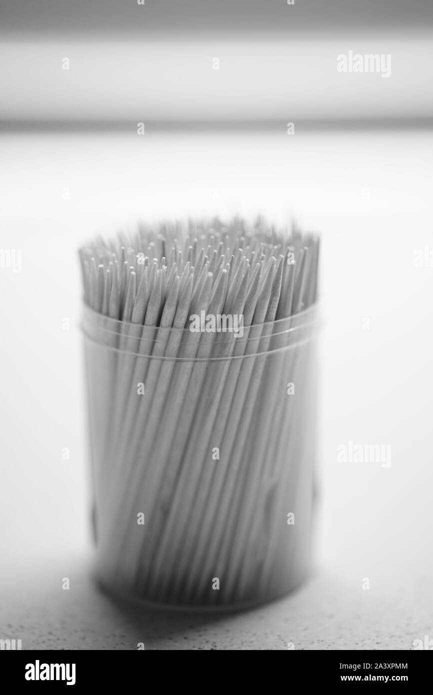 Cure-dents en bambou dans une boîte en plastique ronde sur la table, close-up Banque D'Images