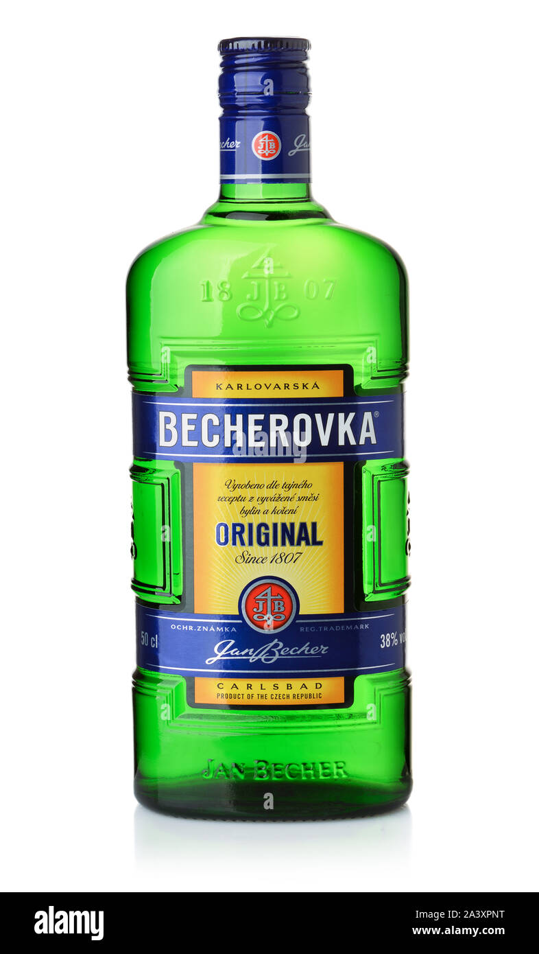 Samara, Russie - juin 2018. Image du produit de fines herbes Becherovka tchèque bitters bouteille isolated on white Banque D'Images