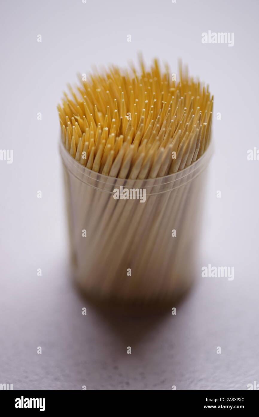 Cure-dents en bambou dans une boîte en plastique ronde sur la table Banque D'Images