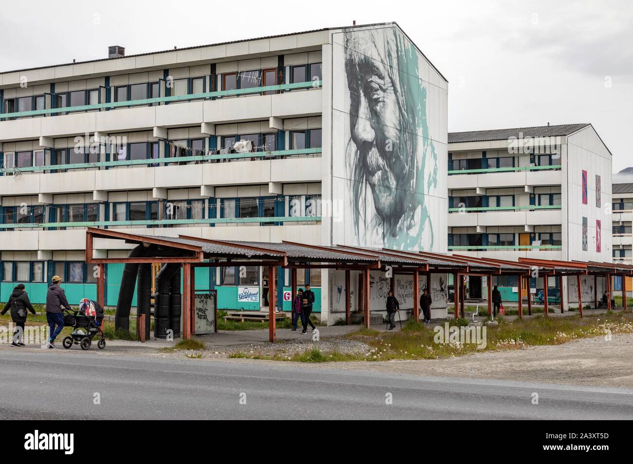 En flânant DEVANT LES RÉSIDENTS DU CONSEIL DU LOGEMENT, Nuuk, Groenland, DANEMARK Banque D'Images
