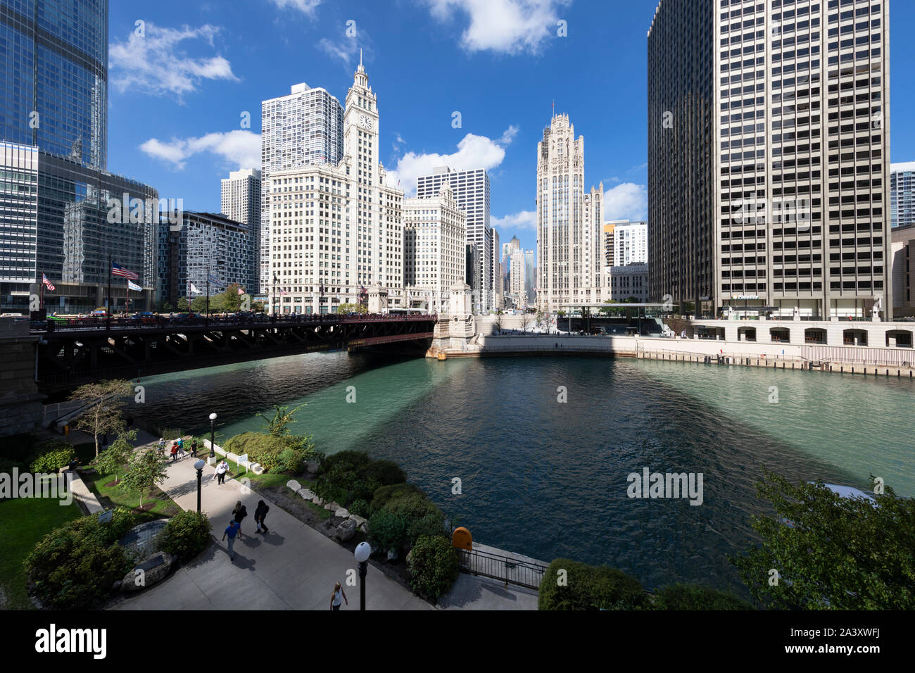 CHICAGO - 9 octobre : Michigan Avenue Bridge sur la rivière Chicago le 9 octobre 2018 à Chicago, Illinois. Michigan Avenue est un important axe nord-sud str Banque D'Images