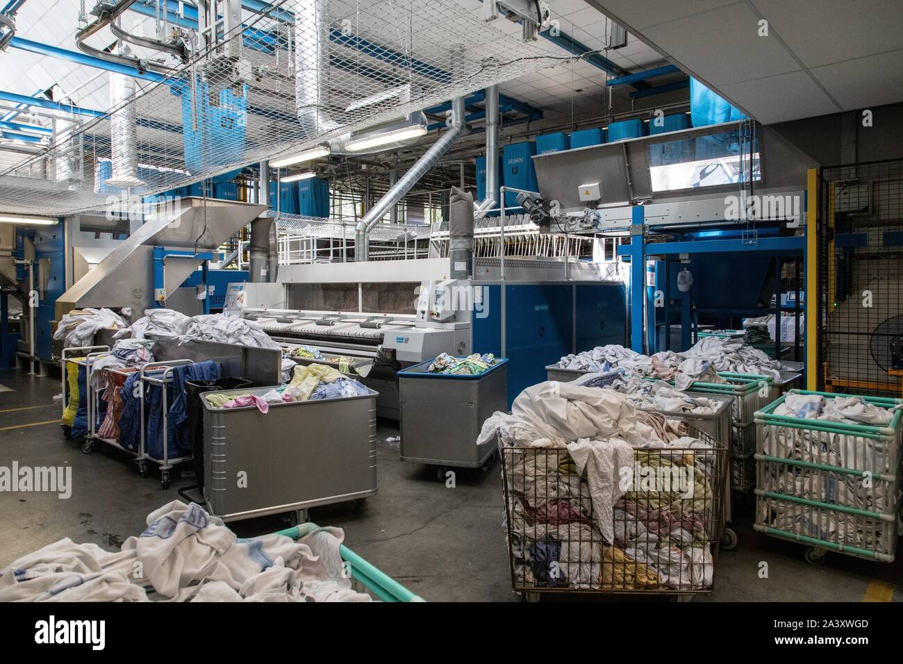 Paniers de linge sale dans une blanchisserie industrielle, Chambéry (73), FRANCE Banque D'Images