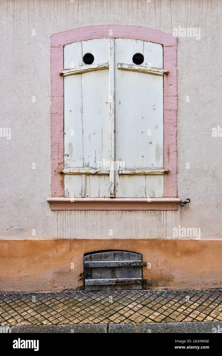 Obturateur fermé sur façade de maison dans les rues de Colmar, France Banque D'Images