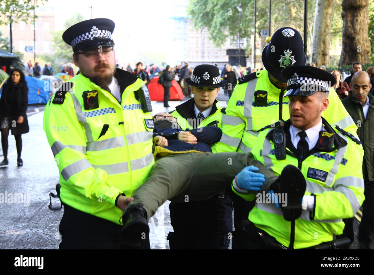 La police arrête un manifestant lors de la rébellion d'Extinction demo de camping au centre de Londres le 8 octobre 2019. Banque D'Images