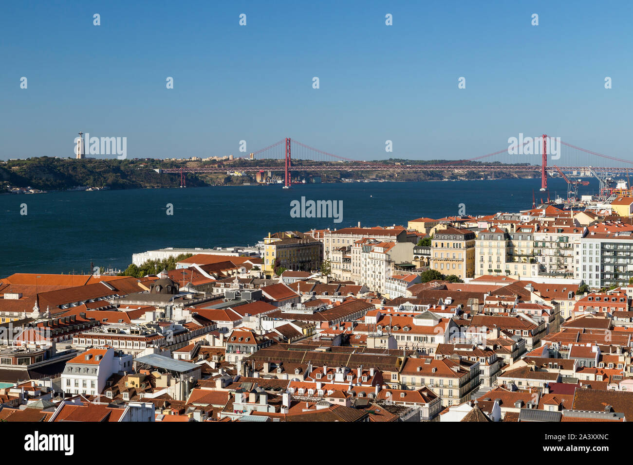 Voir l'historique de l'Alfama, le Tage, Pont 25 de Abril et Sanctuaire du Christ Roi (Santuario de Cristo Rei) monument à Lisbonne. Banque D'Images
