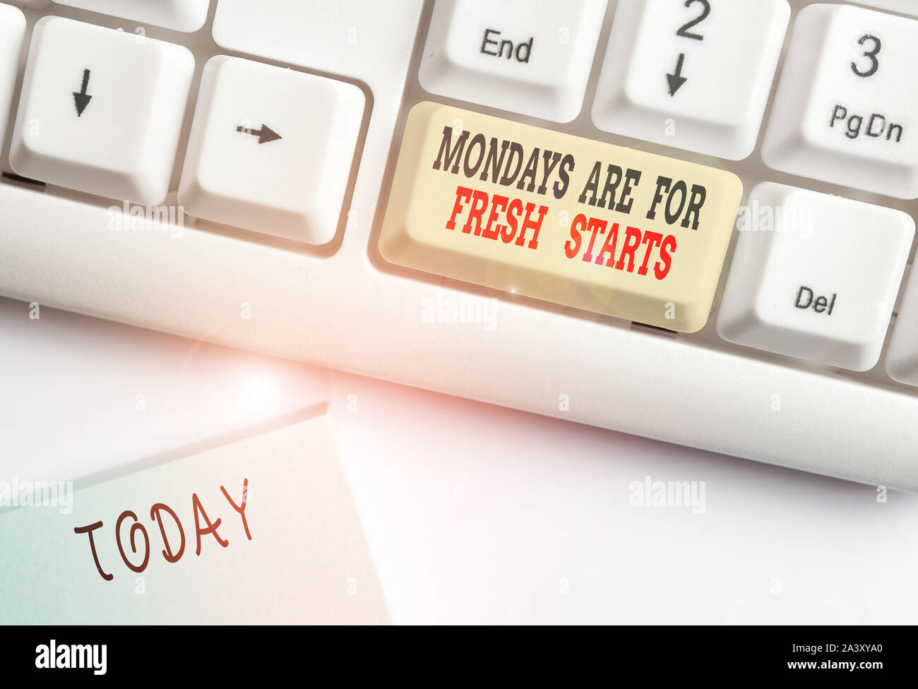 Main conceptuel écrit, indiquant les lundis sont de nouveaux départs. Sens Concept recommencer toutes les semaines ont un bon matin avec clavier pc blanc remarque p Banque D'Images