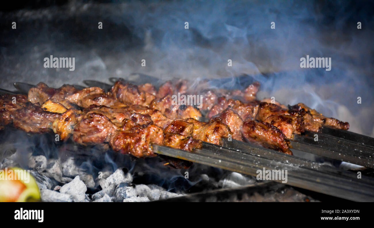 La viande de poulet grill arabe et sur le charbon outdoor | Mashawi Kabab & Tawook Banque D'Images