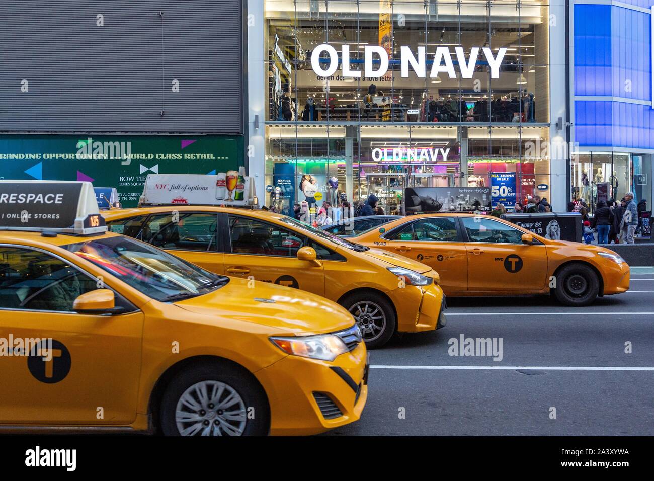Les taxis jaunes EN FACE DE L'OLD NAVY (magasins), TIMES SQUARE, Manhattan, New York, UNITED STATES, USA Banque D'Images