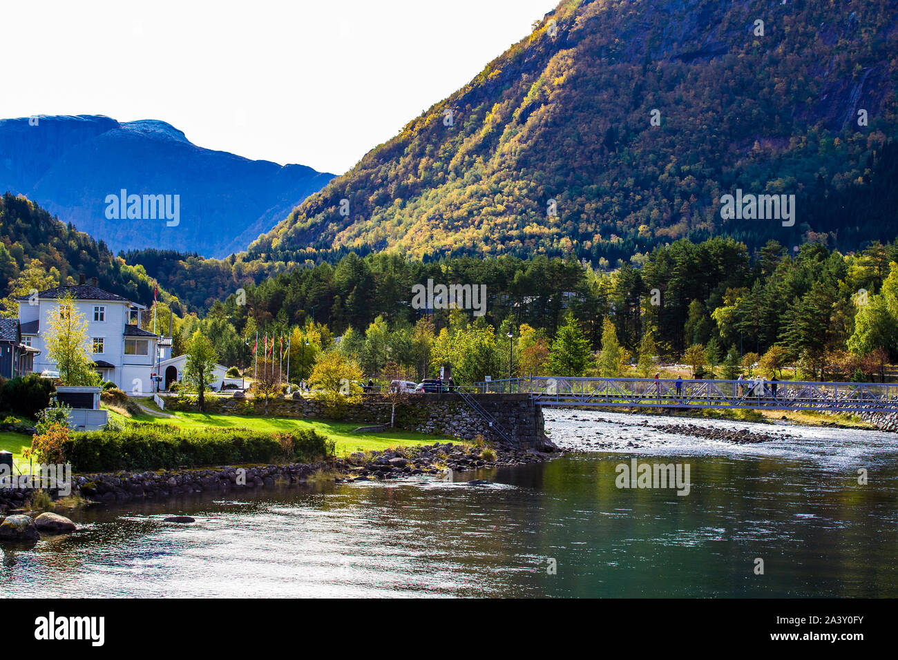 Rivière Eio qui va du lac à travers Eidfjord Eidfjord et à Eid Fjord Banque D'Images