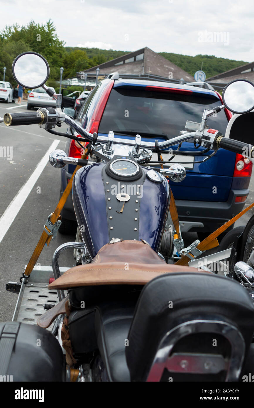 Auto mit Motorräder, auf einem Anhänger befestigt Banque D'Images