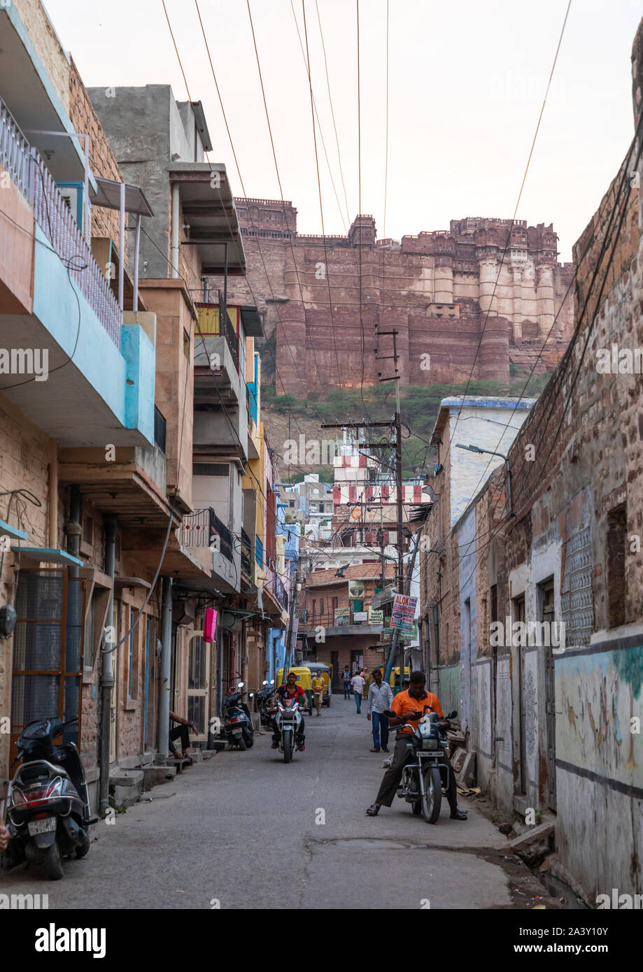 Les piétons dans la rue indienne, Rajasthan, Jodhpur, Inde Banque D'Images