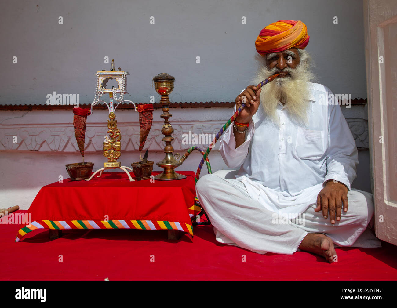 Portrait d'un garde rajasthani fumeurs dans le fort, Rajasthan, Jodhpur, Inde Banque D'Images