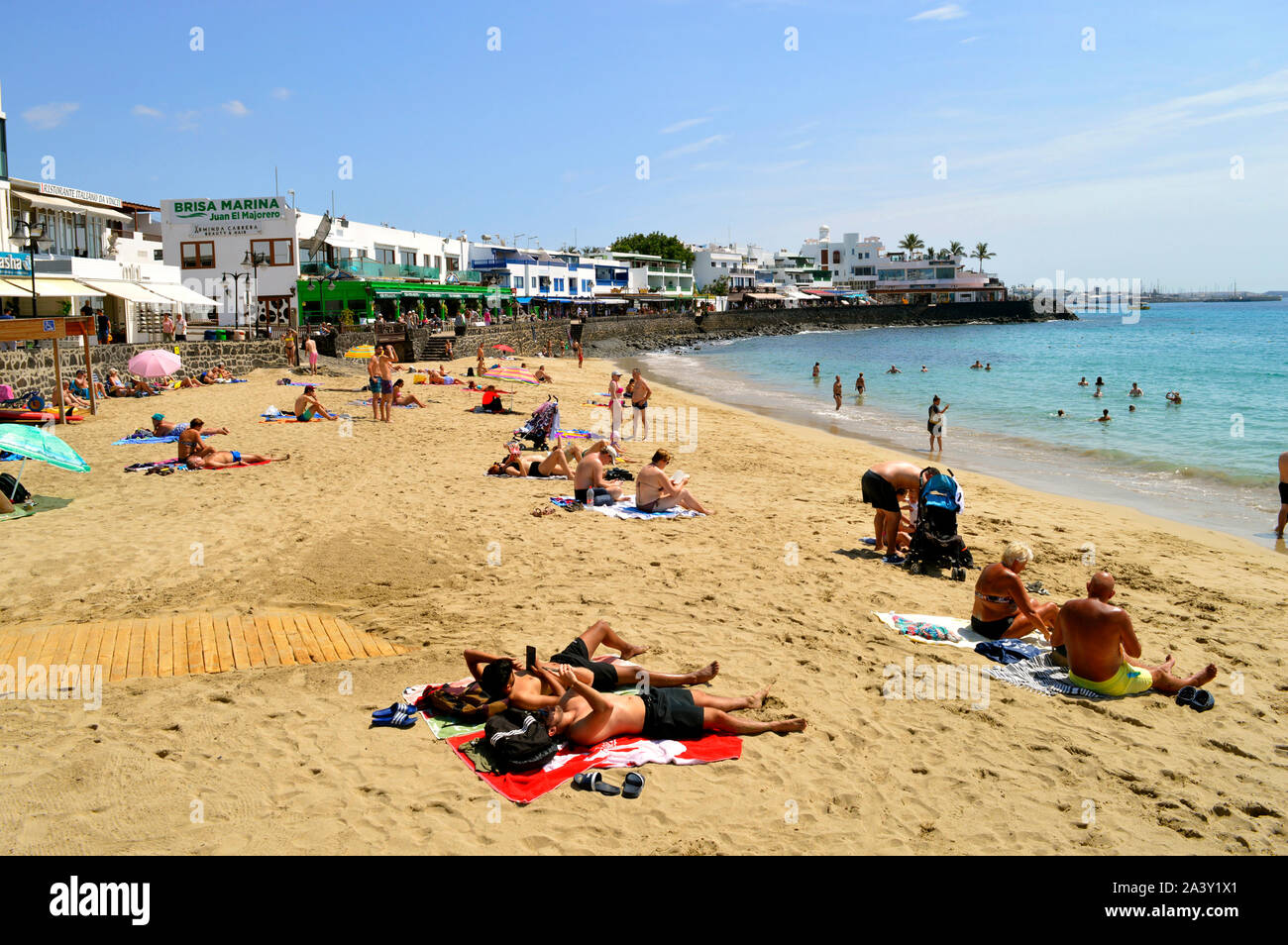 Les touristes à bronzer sur la plage Blanca joue à Lanzarote une île espagnole dans le C Banque D'Images