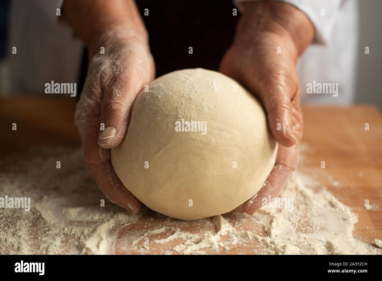 Artisan Boulanger le pétrissage du pain au levain- close-up Banque D'Images