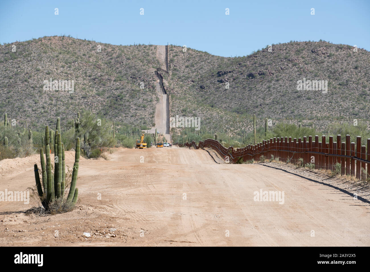 La borne d'origine à la suite d'un mur à la frontière par la route d'accès du tuyau d'Orgue Monument National le 8 octobre 2019 à l'ouest de Lukeville, Arizona. Plus de 100 espèces de cactus, dont 76 saguaros, ont été relocalisés pour faire place au nouveau projet de mur à la frontière le long de la frontière entre les États-Unis et le Mexique. Banque D'Images